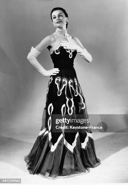 Robe de soirée "Heure bleue" en tulle marine incrusté de pique blanc, création Alex Maguy, Paris le 16 mai 1951.