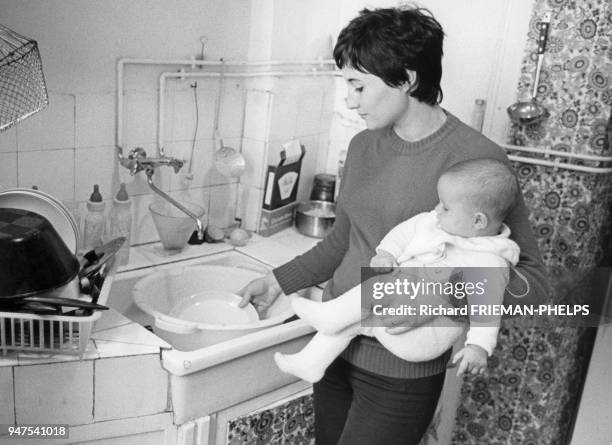 Jeune maman avec son bébé, en France.