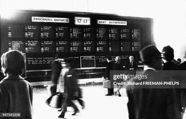 Panneau d'affichage des départs dans un hall de l'aéroport de Paris-Orly, France.