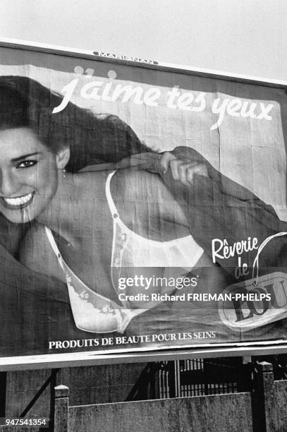 Affiche publicitaire de lingerie dans la rue en France.