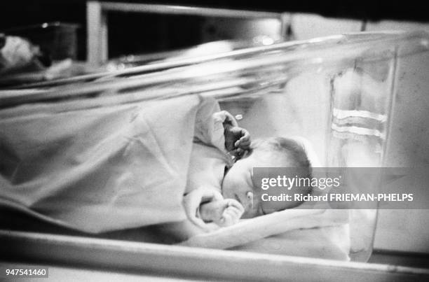 Bébé endormi dans une maternité, en France.