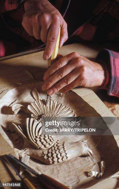 Menuisier faisant de la sculpture sur bois en Haute-Savoie, France.