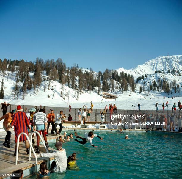 La piscine de Bellecôte dans la station de ski de la Plagne, en Savoie, France.