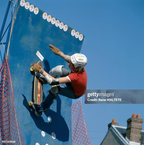 Jeune skateboarder sur une rampe en France.