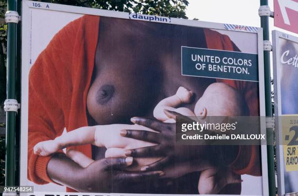 Publicité ?Benetton? représentant une femme noire allaitant un bébé blanc, en septembre 1989, France.