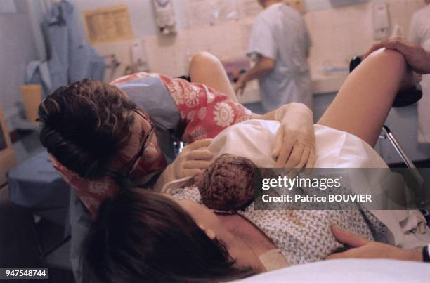 Sage-femme pendant un accouchement dans une maternité en France.