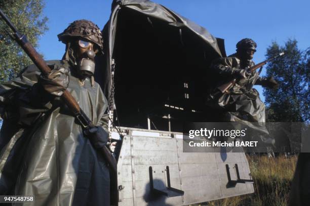 Soldats en tenue de protection contre les attaque nucléaire, biologiques et chimiques lors de manoeuvres militaires en France.