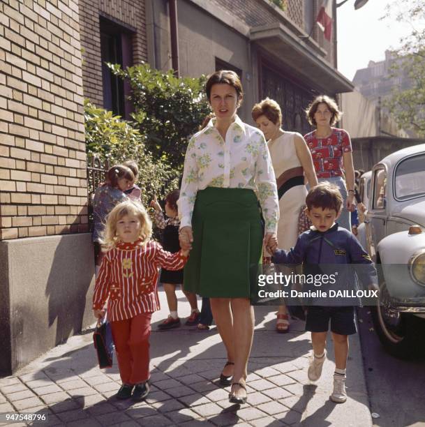 Femmes allant chercher leurs enfant à la sortie d'école en France.