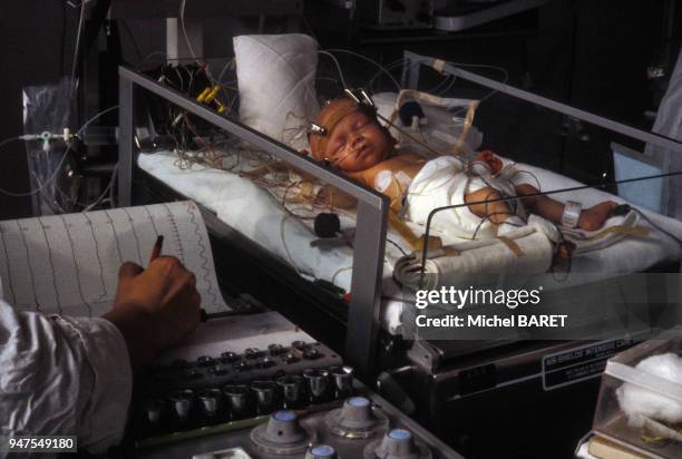 Nouveau-né prématuré dans le service de pédiatrie d'un hôpital en France.