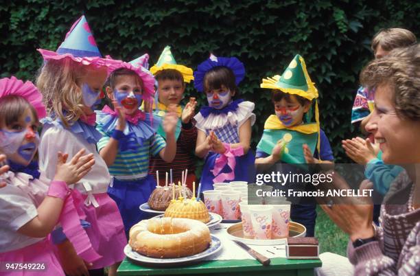 Enfants costumés lors d'un goûter d'anniversaire, en France.