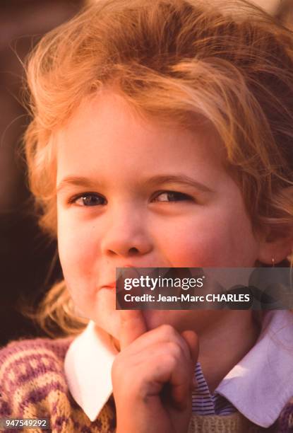Petite fille avec un pansement sur le doigt, en novembre 1989, France.