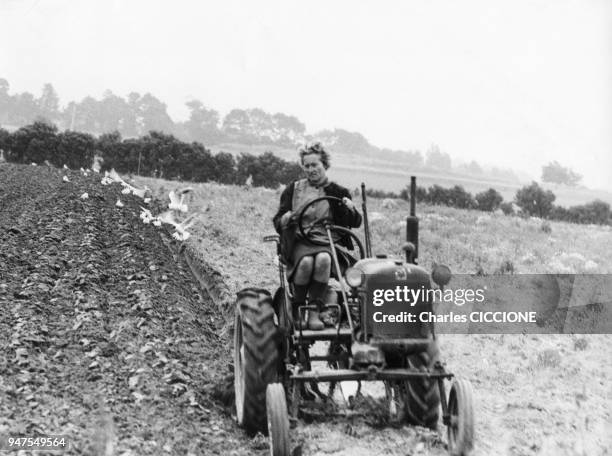 Agricultrice sur son tracteur, en France.