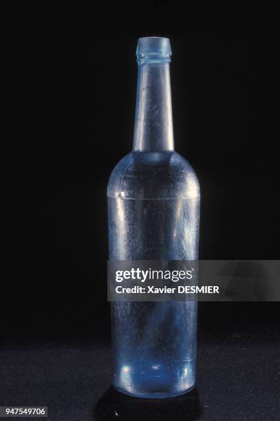 Bouteille en verre remontée de l'épave du navire britannique ?Colombian?, près de l'Ile de Molène, dans le Finistère, en France.