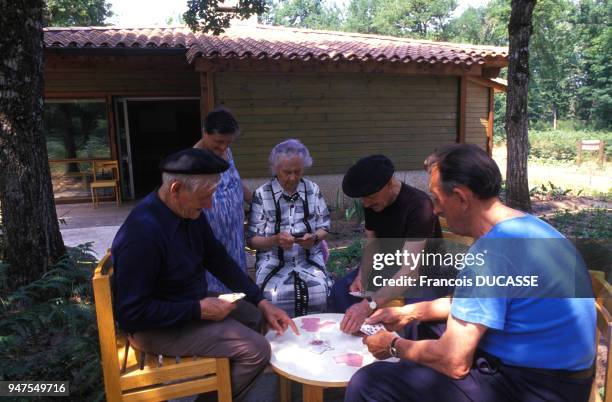 Joueurs de cartes dans un centre de vacances du troisième âge, dans le sud-ouest de la France.