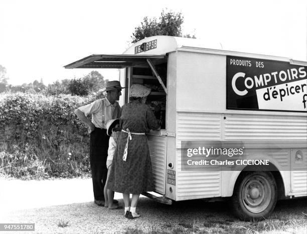 Camion d'un épicier ambulant en Isère, France.