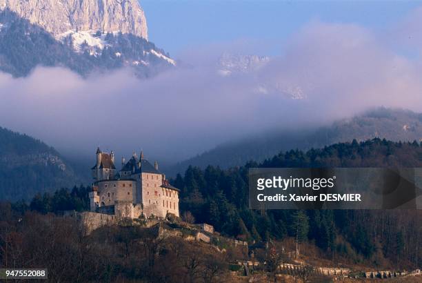 France, Haute-Savoie, Le lac d'Annecy, Haute-Savoie, Alpes, France. Le château de Menthon Saint Bernard surplombe le lac au-dessus du Roc de Chère....