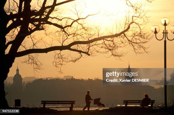 France, Haute-Savoie, Le lac d'Annecy, Haute-Savoie, Alpes, France. Les bords du lac en hiver. Véritable lieu de promenades et de divertissements. Un...