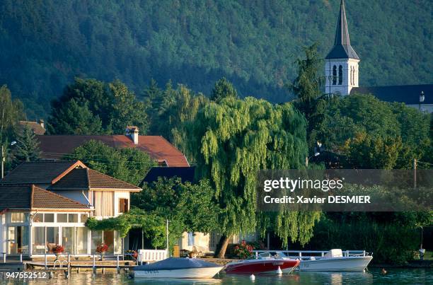 France, Haute-Savoie, Le lac d'Annecy, Haute-Savoie, Alpes, France. L'église de Sévrier sur la rive ouest du lac. Les bords du lac d'Annecy sont...