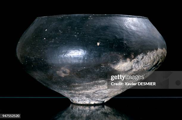 France, Haute-Savoie, Le lac d'Annecy, Haute-Savoie, Alpes, France. Musée château d'Annecy. Seule poterie retrouvée intacte sur le lac d'Annecy...