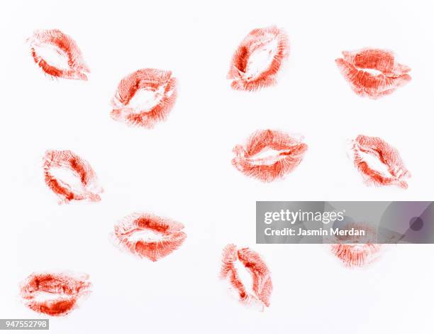 kiss on paper - lippenstift afdruk stockfoto's en -beelden