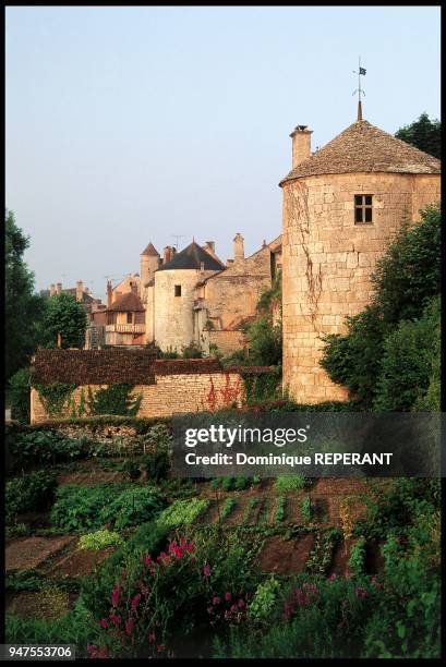 Livre "Douce France", p.59 Cette tour est l'une des 26 composant les remparts de la ville. Livre "Douce France", p.59 Cette tour est l'une des 26...