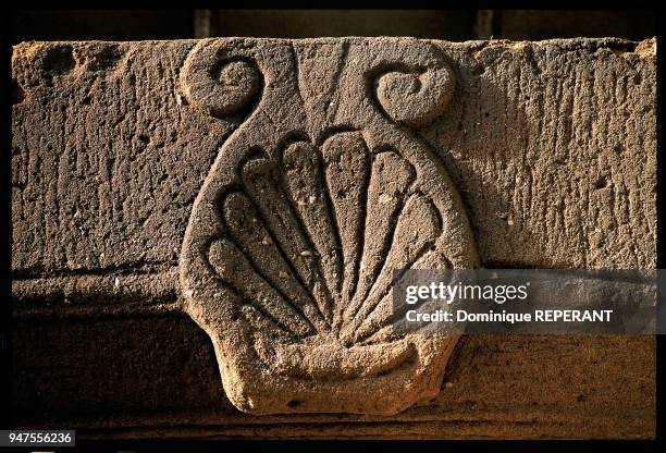 Livre "Douce France", p.171 La coquille des pélerins sur la clé du linteau d'un portail daté de 1771, à Conques dans l'Aveyron, France. Livre "Douce...