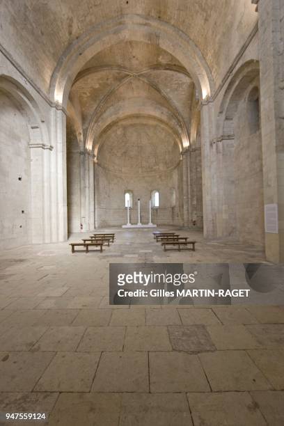 Abbaye Saint-Pierre de Montmajour etait une abbaye benedictine fondee en 948 a environ quatre kilometres d'Arles dans les Bouches-du-Rhone . Des la...