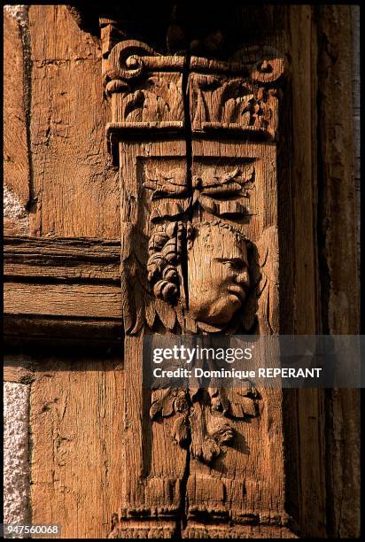 Livre "Douce France", P. 47 Détail du décor sculpté des colombages d'une maison à pans de bois, à Noyers-sur-Serein dans l'Yonne. Livre "Douce...