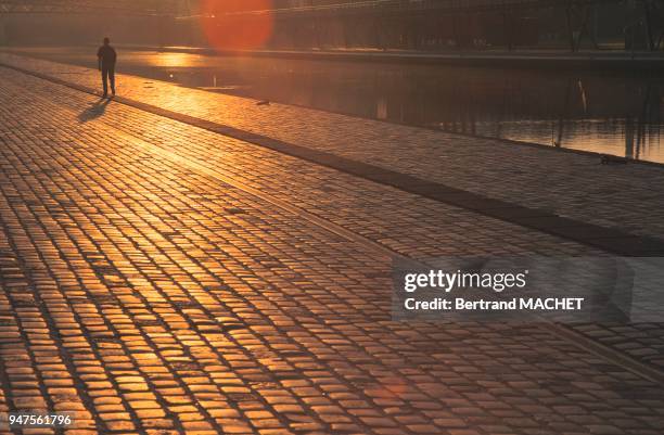 FRANCE, PARIS, COUCHE DE SOLEIL SUR LES PAVES.