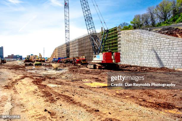 freeway construction project - stützmauer stock-fotos und bilder