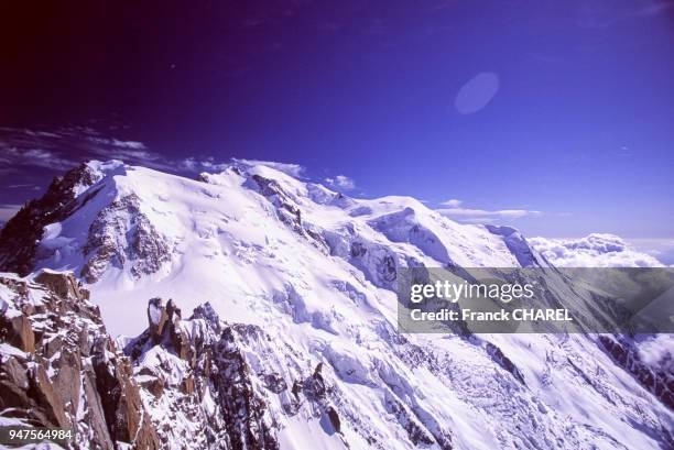 Vue des sommets du Mont-Blanc, du mont Blanc du Tacul, du mont Maudit et du dôme du Goûter, en Haute-Savoie, France.