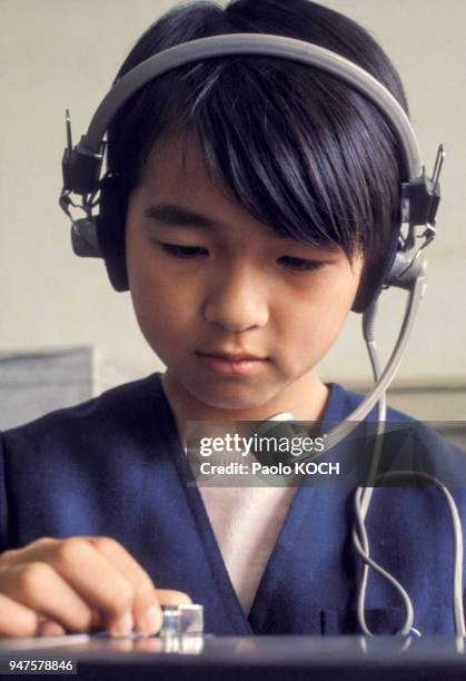 Jeune fille avec un casque audio sur la tête au Japon.