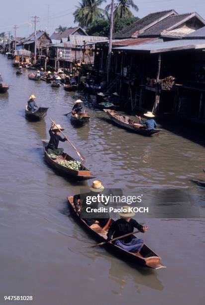 Pirogues dans un larché flottant en Thaïlande.