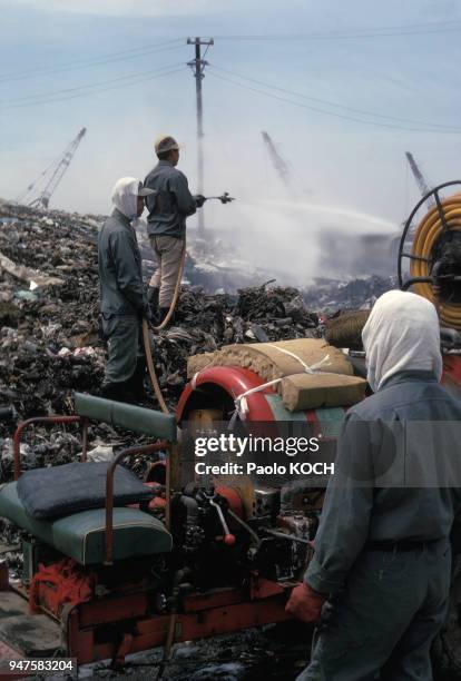 Arrosage des détritus dans une décharge de la baie de Tokyo, Japon.