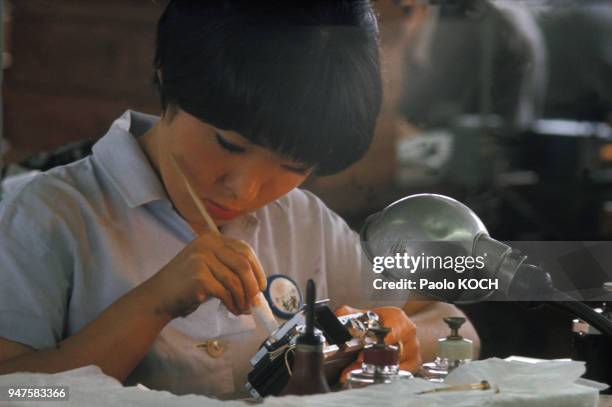 Fabrication d'appareils photo dans une usine Nikon, au Japon.