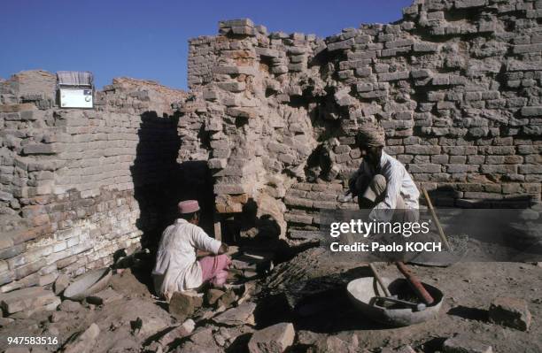 Restauration d'un mur dans le site archéologique de Mohenjo-daro, dans la vallée de l'Indus, au Pakistan.