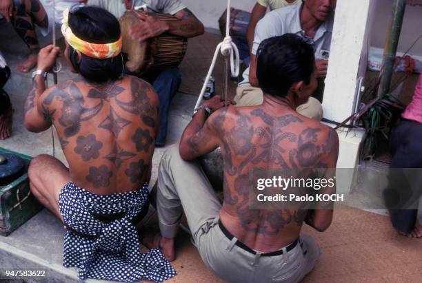 Homme Iban portant des tatouages traditionnels dans le dos, Etat de Brunei Darussalam.