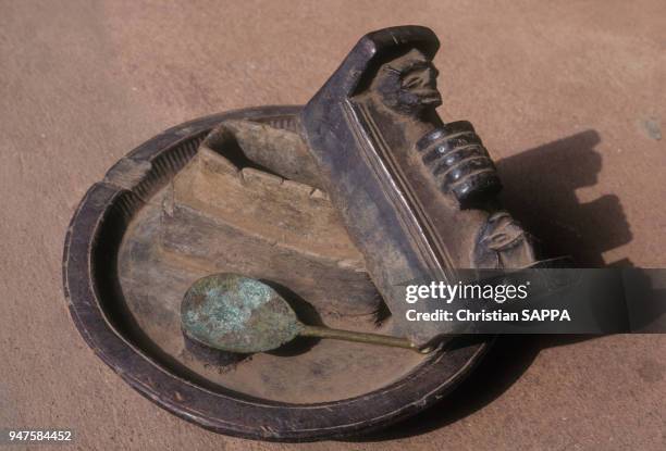 Boîte à ingrédients pour aller à la guerre avec assiette en bois et cuillère au Bénin.