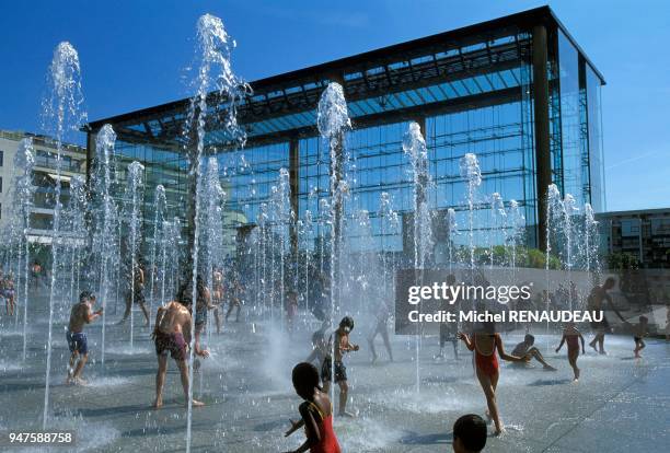 JETS D'EAU DANS LE PARC ANDRE CITROEN, PARIS XV, FRANCE.