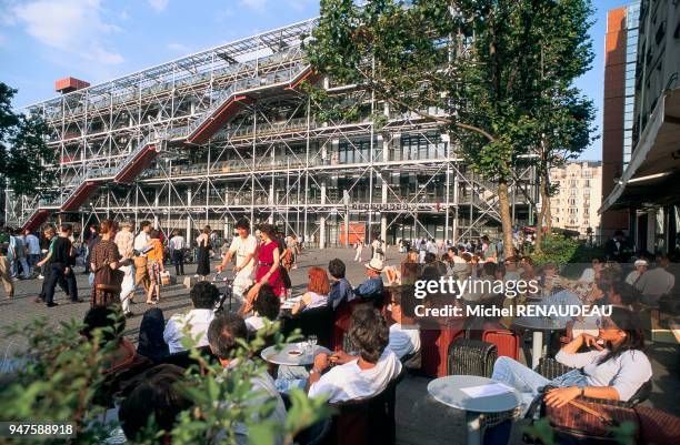 TERRASSE DE CAFE A BEAUBOURG, PARIS 4, FRANCE.