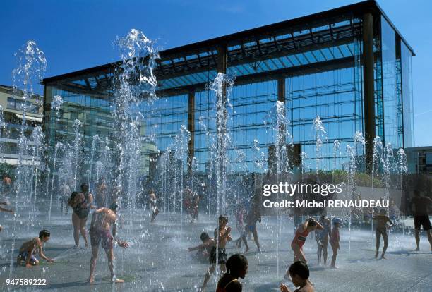 JETS D'EAU DANS LE PARC ANDRE CITROEN, PARIS XV, FRANCE.