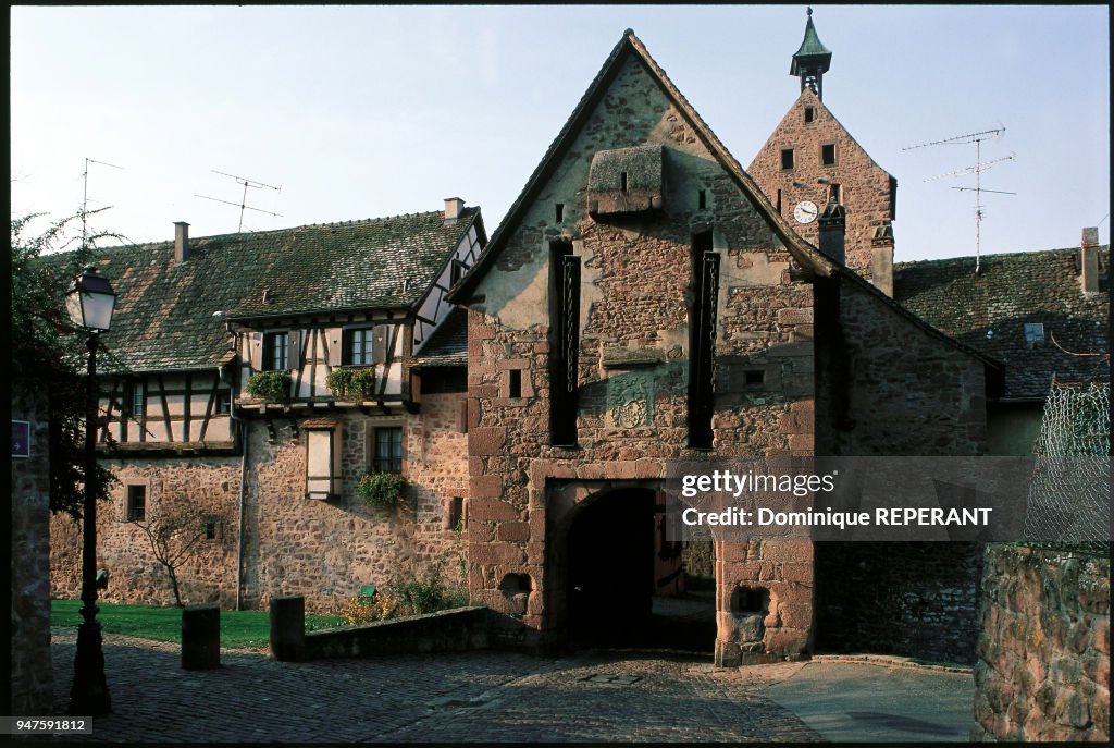 PORTE DU REMPART OUEST DE RIQUEWIHR, HAUT RHIN, FRANCE