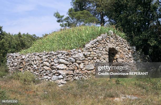 FRANCE, PROVENCE, BOUCHES DU RHONE, JOUQUES, CABANE EN PIERRES SECHES DATEE 1877.