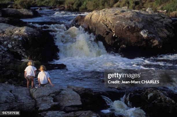 Chute d'eau de la rivière Owenglin dans le Connemara, Irlande.