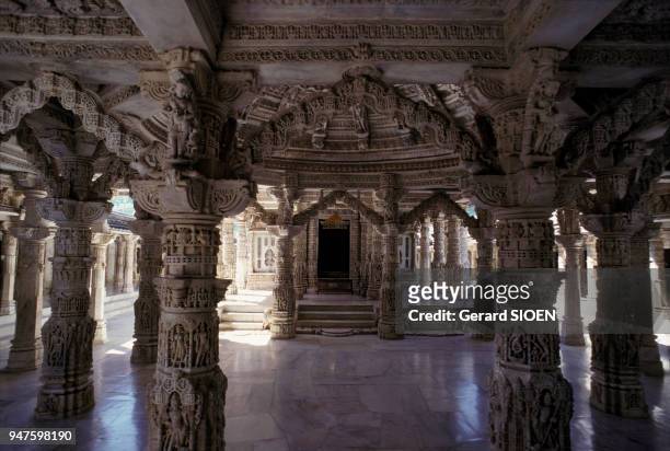 Salle hypostyle du temple jaïn de Dilwara, sur le mont Aba dans le Rajasthan, en Inde.