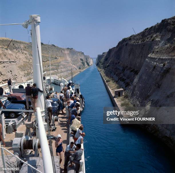 Bateau traversant le canal de Corinthe, en Grèce.