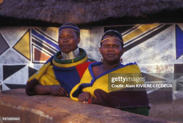 Femme Ndébélé dans un village en Afrique du Sud.