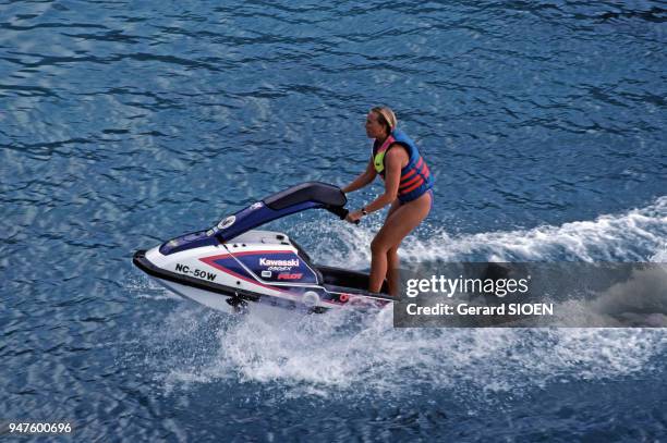 Femme en jetski sur l'île de Curaçao, dans les Antilles néerlandaises, Pays-Bas.