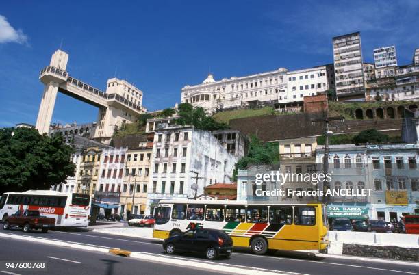 Rue de la ville basse devant l'ascenseur Lacerda à Salvador de Bahia, en 2001, Brésil.