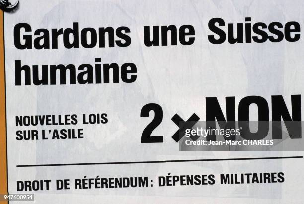 Affiche du ?non? lors d'une votation sur la révision du droit d'asile, dans la rue à Genève, en avril 1987, Suisse.